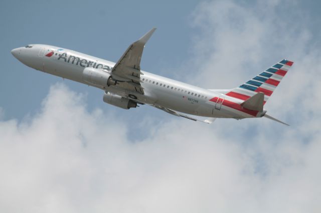 Boeing 737-800 (N872NN)