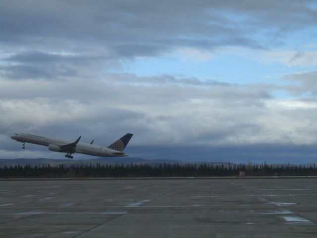 Boeing 757-200 (N12125) - Just departing Goose Airport NL.....Oct 17/08