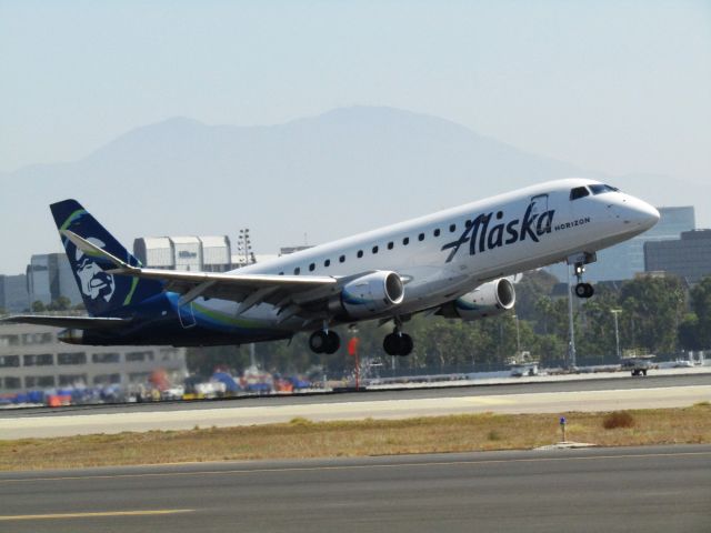 EMBRAER 175 (long wing) (N623QX) - Taking off RWY 20R