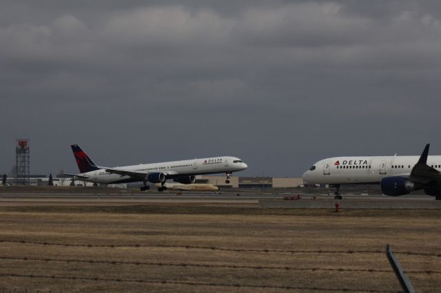 BOEING 757-300 (N558NW) - 032616 inbound N558NW meets taxiing N900PC