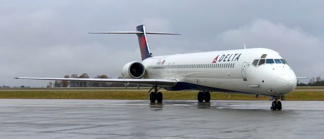 McDonnell Douglas MD-90 (N911DA)