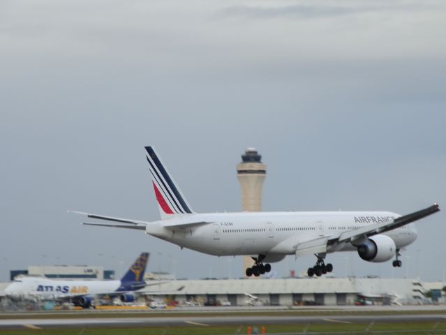 BOEING 777-300ER (F-GZNH)