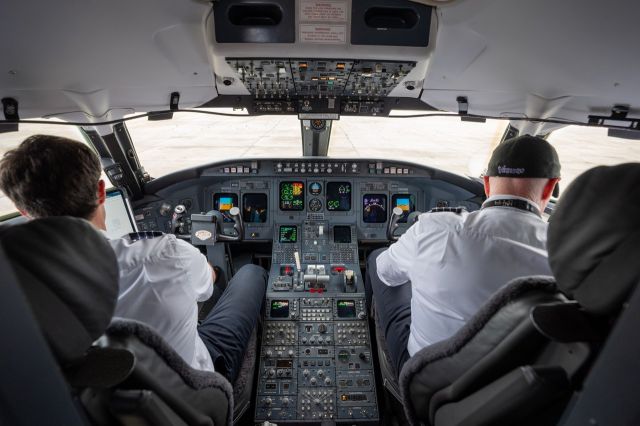Canadair Regional Jet CRJ-200 (N510SJ) - Cockpit 2