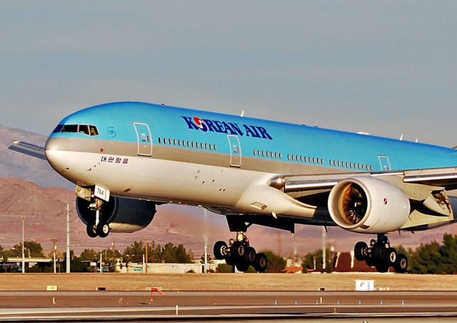 Boeing 777-200 (HL7764) - Korean Air Boeing 777-2B5/ER HL7764 (cn 34214/684)  Las Vegas - McCarran International (LAS / KLAS) USA - Nevada, December 24, 2010 Photo: Tomas Del Coro