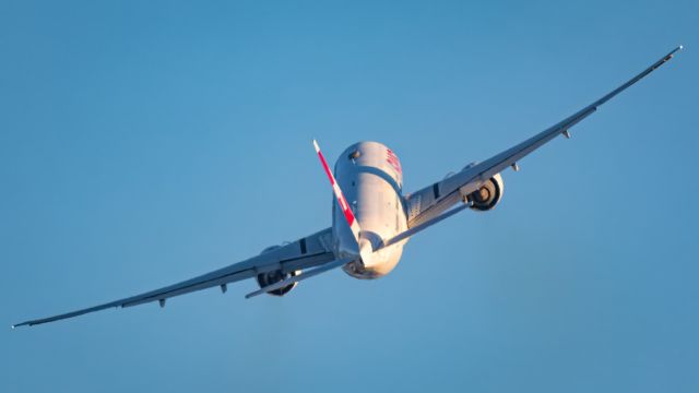 BOEING 777-300ER (HB-JNB)