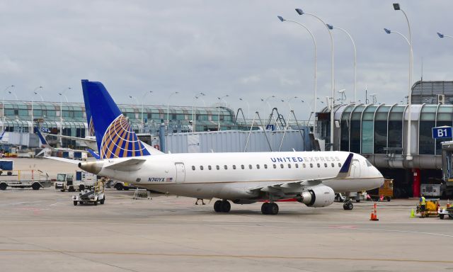 Embraer 175 (N741YX) - United Express Embraer ERJ-175LR N741YX in Chicago 