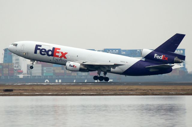 McDonnell Douglas DC-10 (N68059) - FDX 647 to Memphis  taking off on 15R