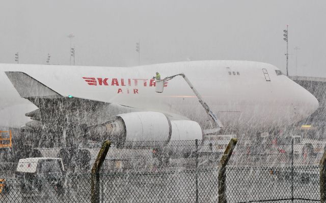 Boeing 747-400 (N401KZ) - kalitta air b747-481f n401kz being de-iced before its dep from shannon to atlanta 11/2/18.