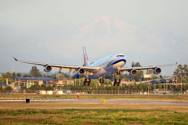 Airbus A340-300 (B-18806)