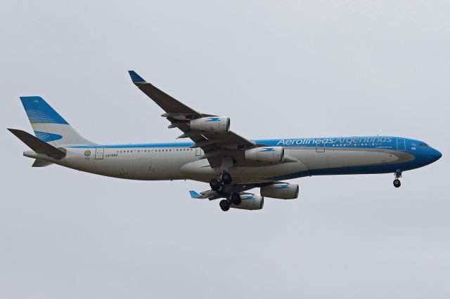 Airbus A340-300 (LV-FPU)