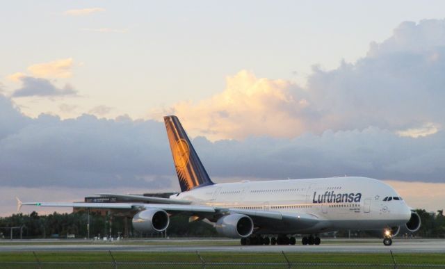Airbus A380-800 (D-AIMB)