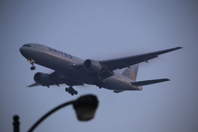Boeing 777-200 (N211UA)