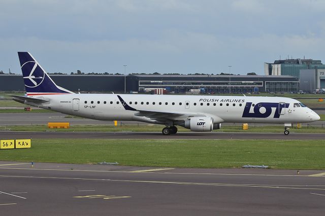 Embraer ERJ-190 (SP-LNF) - Taxiing after landing.