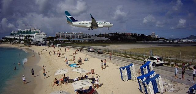 Boeing 737-700 (C-GUWS)