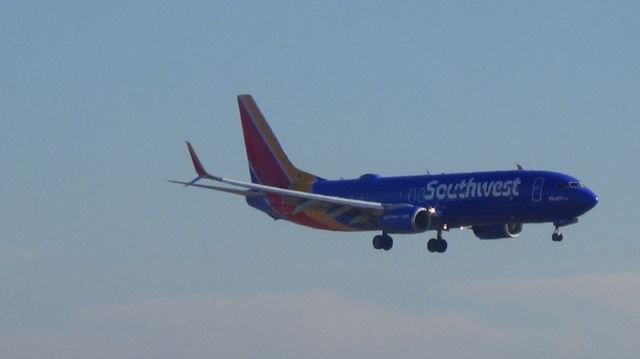 BOEING 737-300 (N8642E) - "Hart 1" landing runway 23L.  Taken December 11, 2014.
