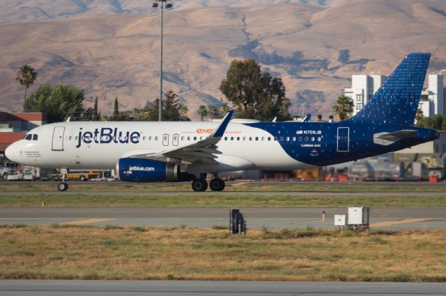 Airbus A320 (N709JB)