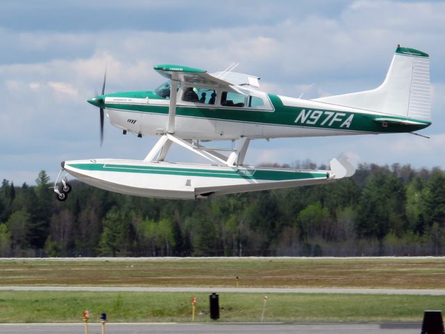 Cessna Skywagon (N97FA) - Take off runway 27. Main geaar retraction.