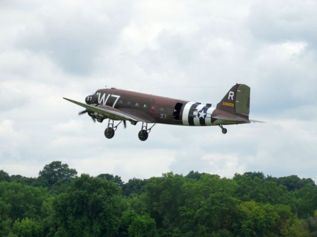 Douglas DC-3 (N345AB)