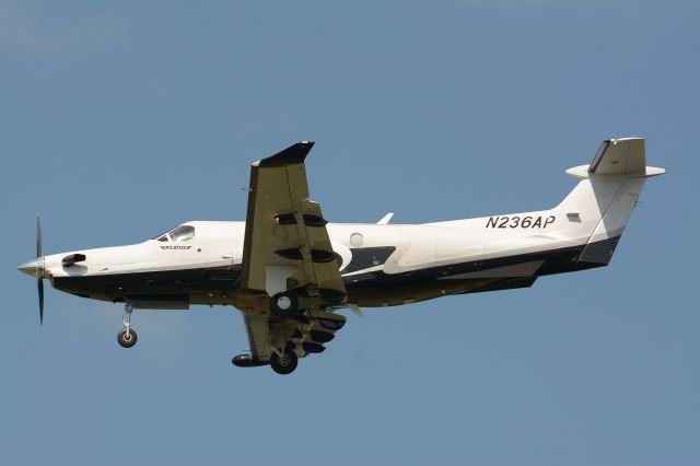 Pilatus PC-12 (N236AP) - On final to 24R in CYHU, 31-08-2021