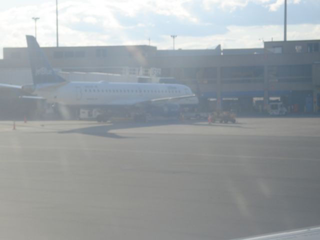 Embraer ERJ-190 —