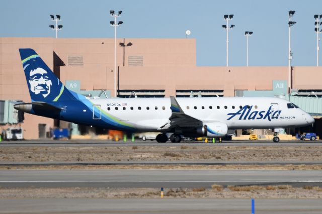 Embraer 175 (N620QX)