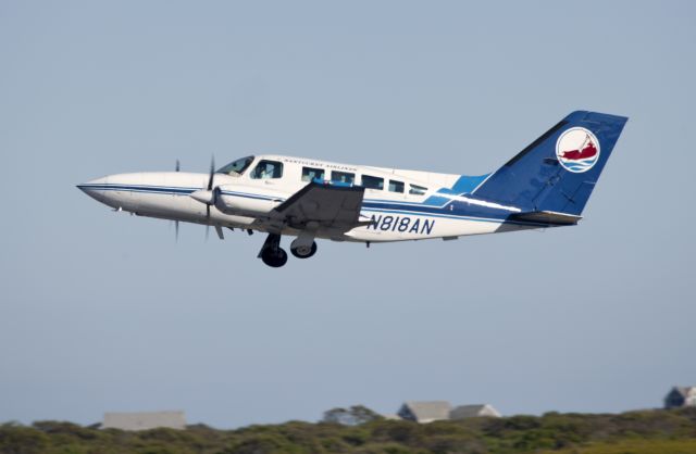 Cessna 402 (N818AN) - Take off RW 06.