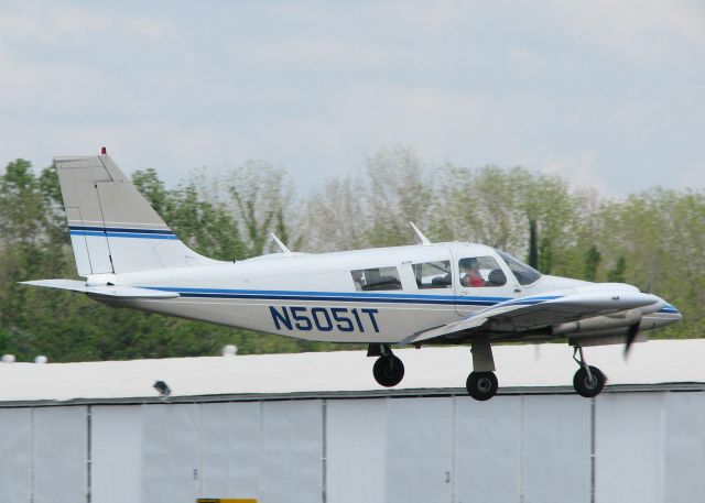 Piper Seneca (N5051T) - Landing on 14 at the Shreveport Downtown airport.