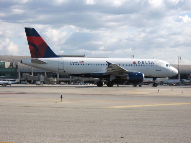 Airbus A319 (N364NB) - Holding on RWY 19R