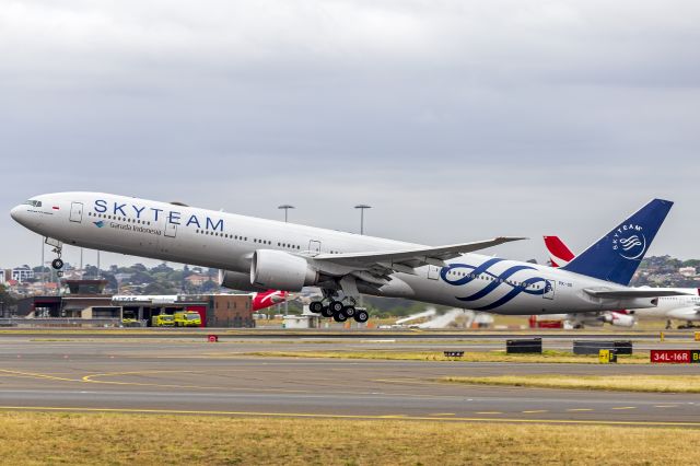 BOEING 777-300ER (PK-GII) - Garuda Indonesia (PK-GII) Boeing 777-3U3(ER), in SkyTeam livery, departing Sydney Airport.