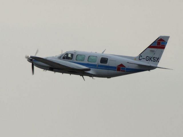 Piper Navajo (C-GKSX)