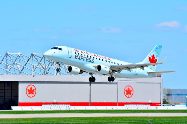 Embraer 175 (C-FEIQ)