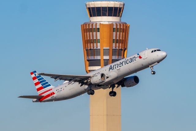 Airbus A321 (N157UW) - American Airlines A321 taking off from PHX on 11/26/22. Taken with a Canon 850D and Tamron 70-200 G2 lens.