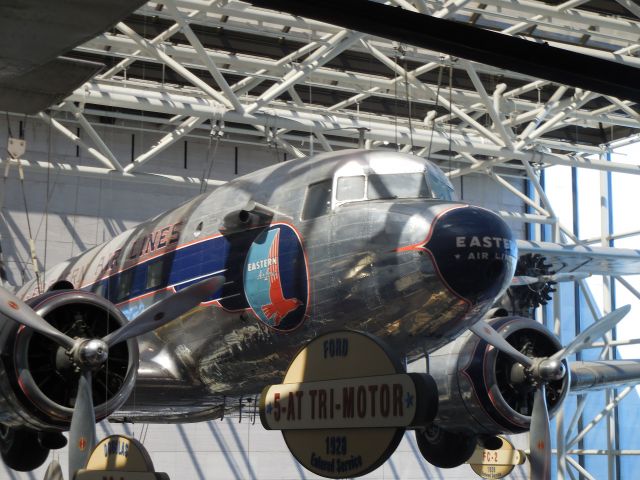 Douglas DC-3 (N18124)