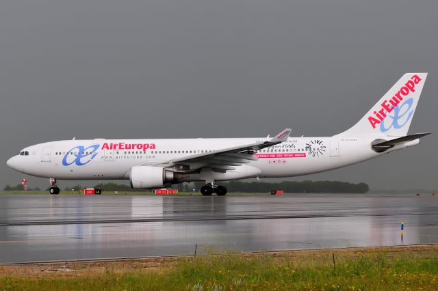 Airbus A330-200 (EC-KOM)