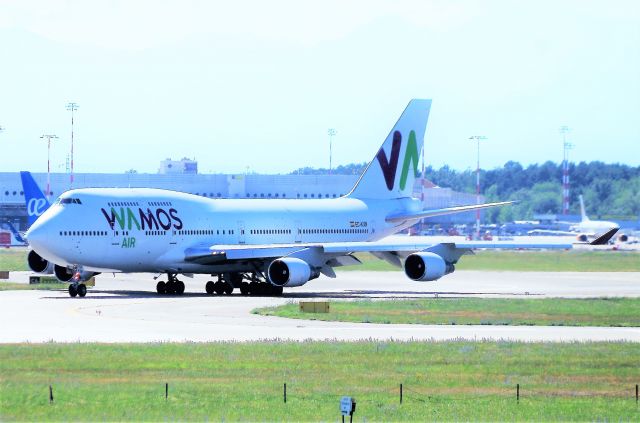 Boeing 747-400 (EC-KXN)