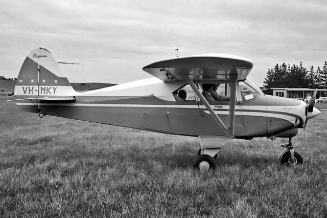 VH-MKY — - PIPER PA-22-160 TRI PACER - REG VH-MKY (CN 7193) - LILYDALE VIC. AUSTRALIA - YLIL (15/7/1972)35MM B/W NEGATIVE SCAN.