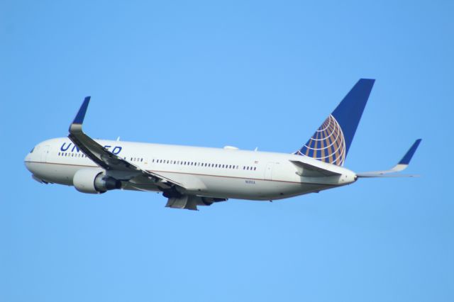 BOEING 767-300 (N685UA) - A United Airlines B767-300 taking off from LHR on runway 27L.br /br /Location: Heathrow T5 Planespotting Point.br /Date: 12.10.22 (dd/mm/yy).