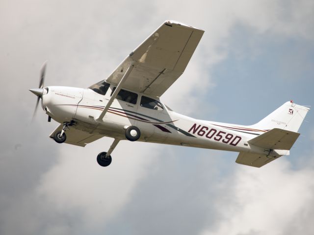 Cessna Skyhawk (N6059D) - Take off runway 26.