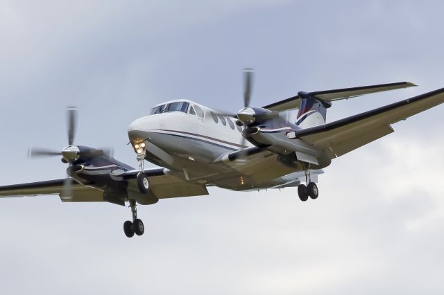 Beechcraft Super King Air 300 (N480EB) - 2008 King Air B300 Landing Hillsboro. 7-16-13