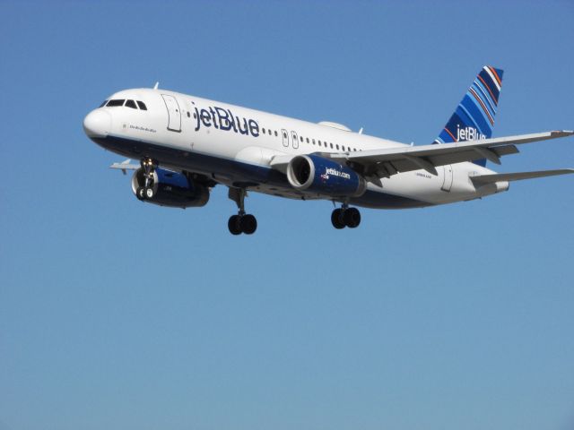 Airbus A320 (N621JB) - Landing RWY 30