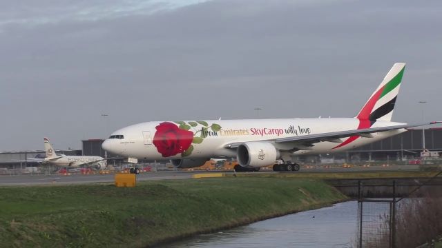 BOEING 777-200LR (A6-EFL) - Emirates Sky Cargo enter in taxiway Quebec to RWY