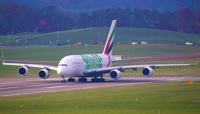 Airbus A380-800 (A6-EOK)