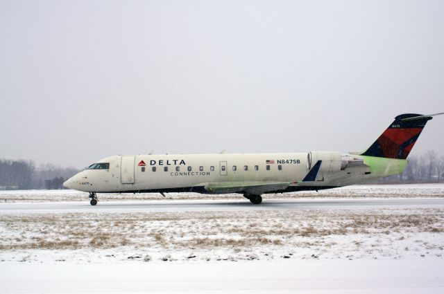 Canadair Regional Jet CRJ-200 (N8475B) - Finished deicing, taxing to RWY 19.