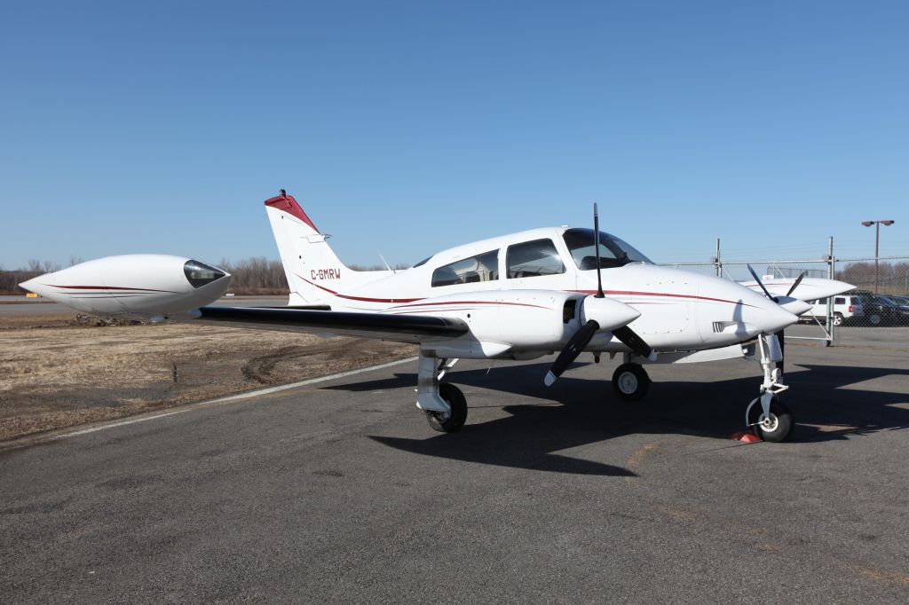 Cessna 310 (C-GMRW)