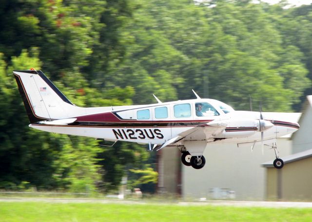 Beechcraft Baron (58) (N123US) - Touching down on 14 at Downtown Shreveport.