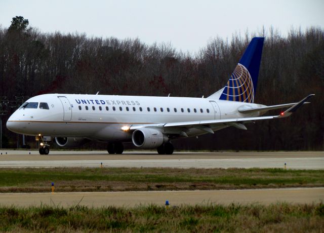 Embraer 175 (N749YX)