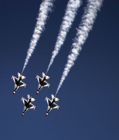 Lockheed F-16 Fighting Falcon — - Fairchild Skyfest 2014 Thunderbirds Routine