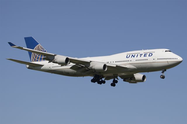 Boeing 747-400 (N107UA) - United 840 arrives from Sydney into Melbourne on 12-10-13. It departed back to Sydney later that day and after taking the rest of its passengers and fuel, it continued onto SFO. [1D Mark II + 100-400L]