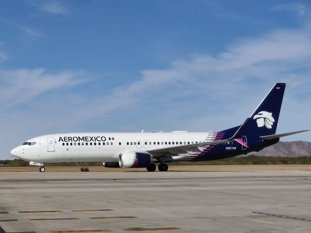 Boeing 737-800 (N957AM)