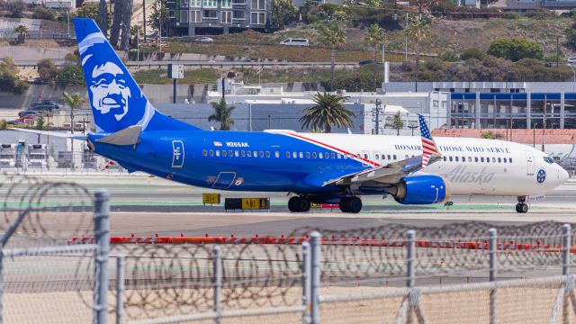 Boeing 737-900 (N265AK) - Alaska 539 in the Honoring Those Who Serve livery departing to Seattle